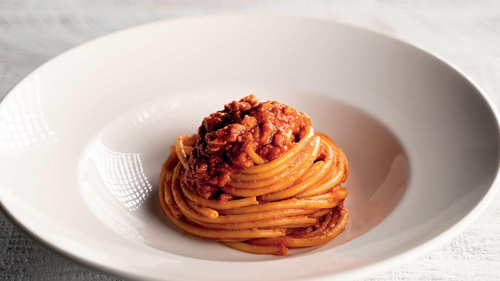 Bucatini al ragù vegetale di soia