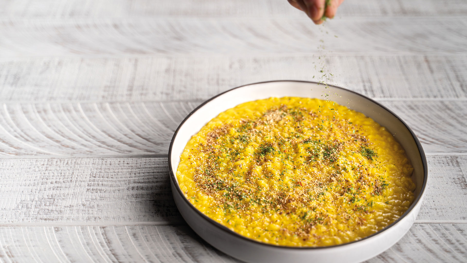 Risotto allo zafferano, porcini, erba cipollina e scorza di limone