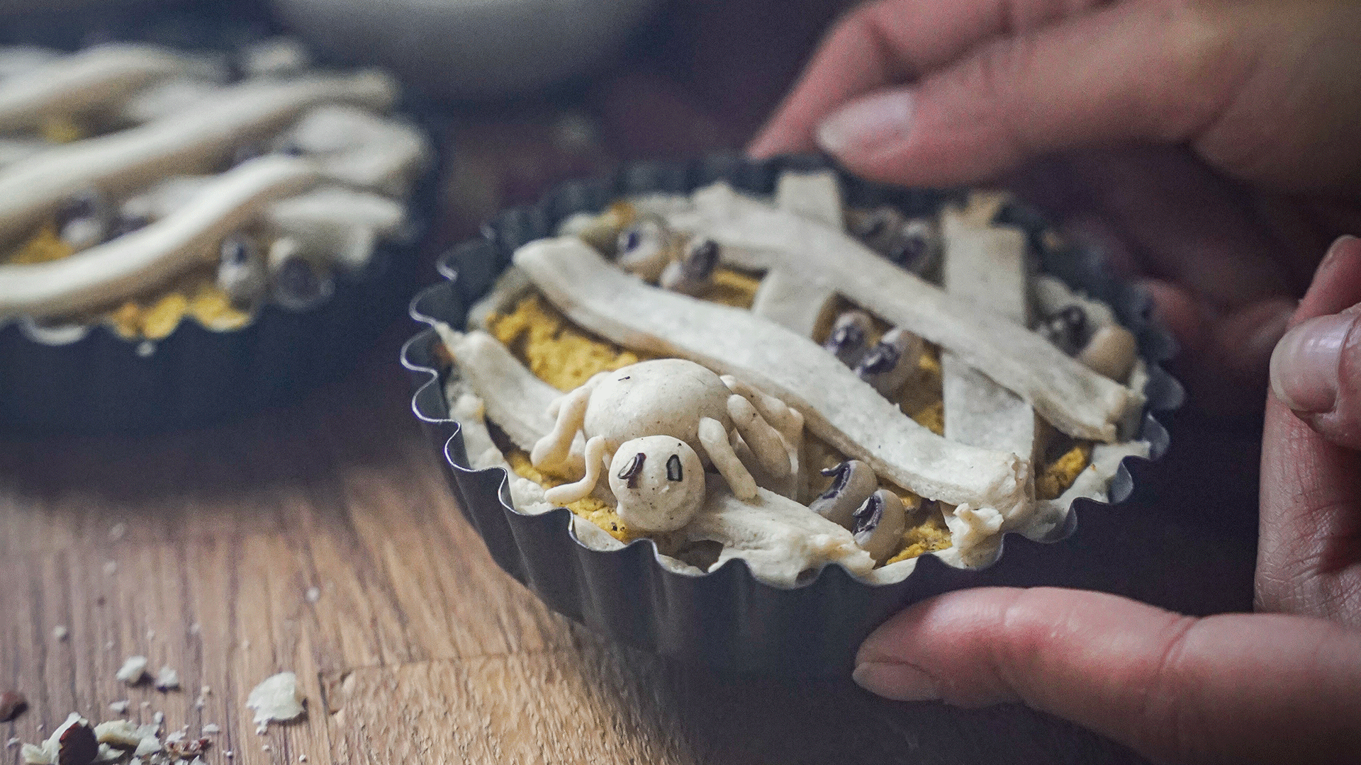 Crostatine salate di Halloween con fagioli dall'occhio e zucca