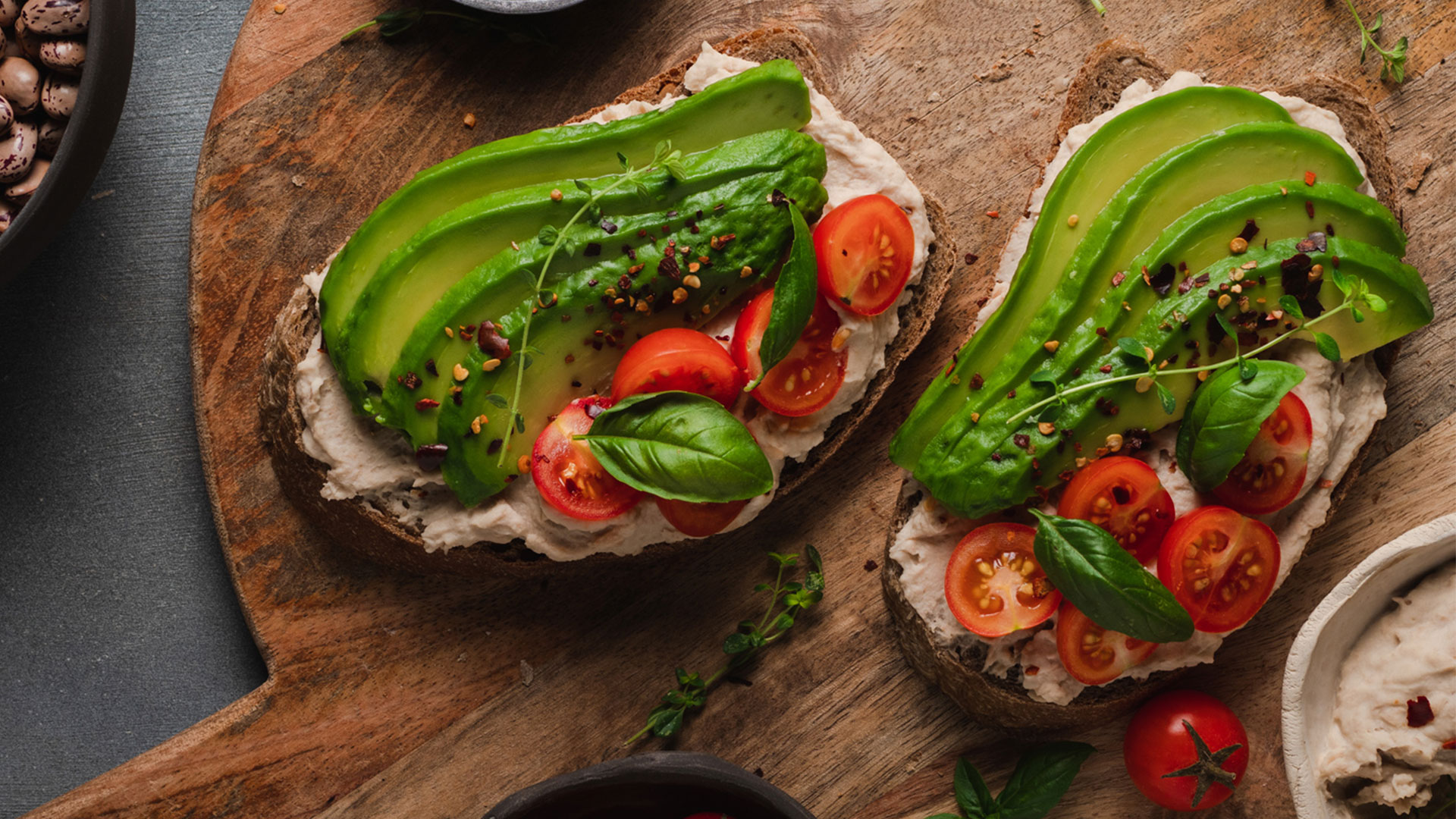 Avocado toast con hummus di fagioli borlotti bio