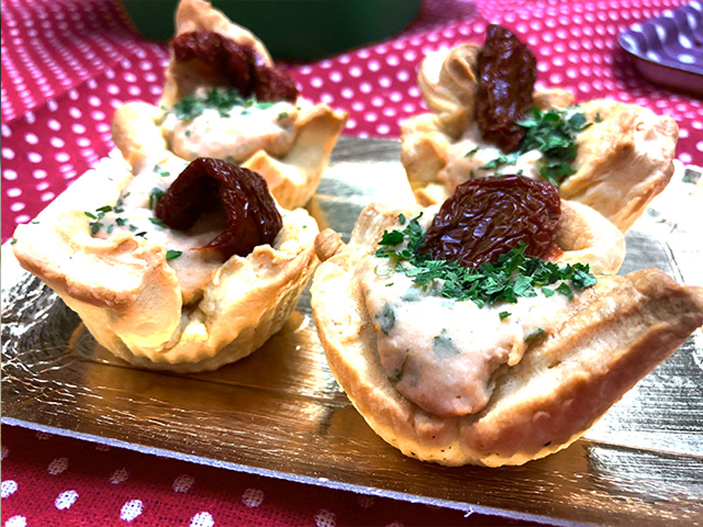 Cestini con hummus e pomodorini