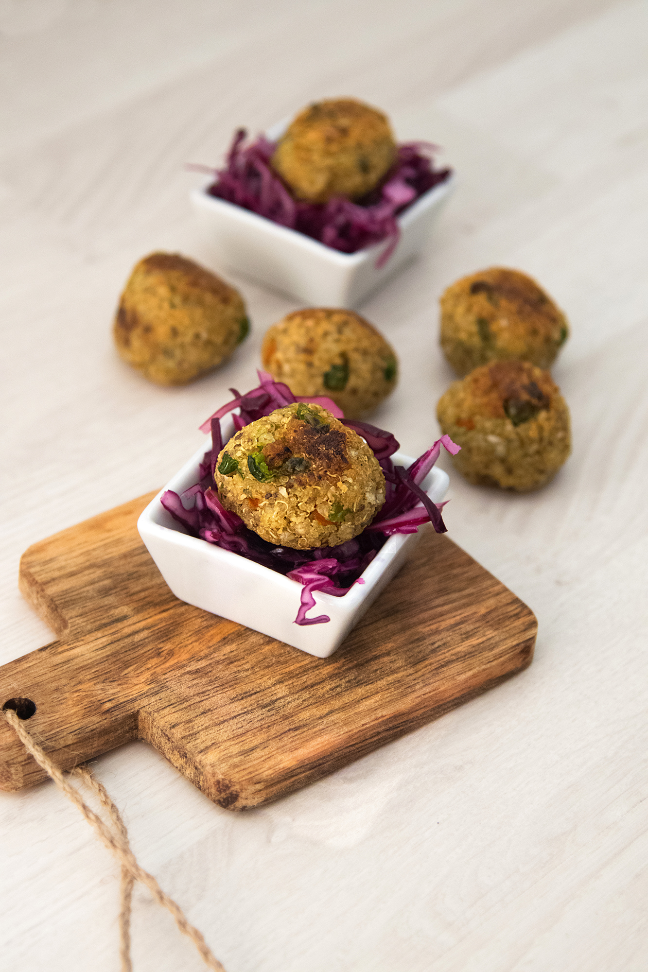 Polpette su julienne di cavolo viola allo zenzero in finger food