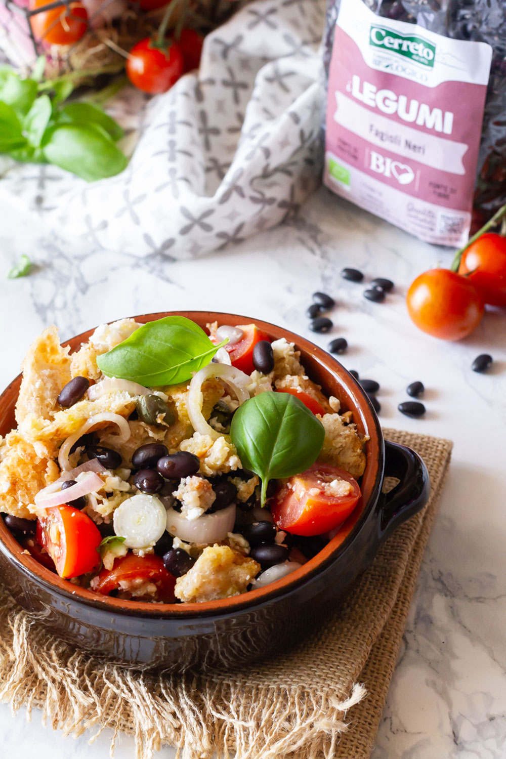 Panzanella ricca con fagioli neri e feta