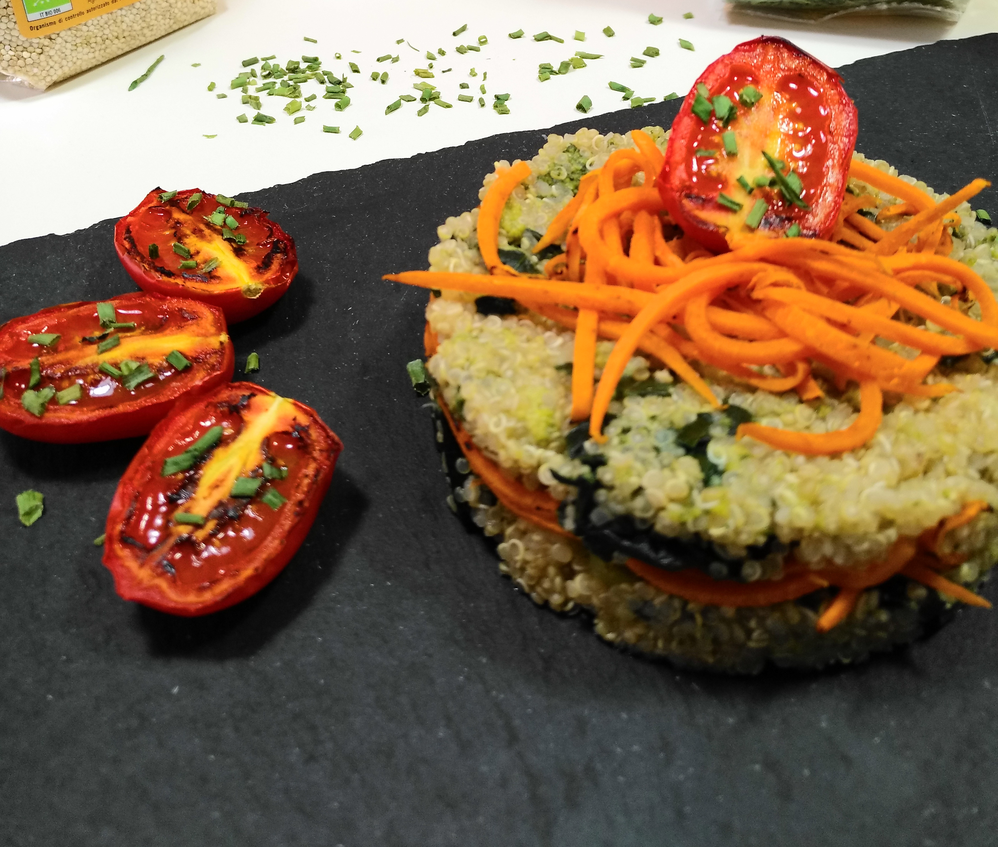 Quinoa con broccoli, carote e pomodorini