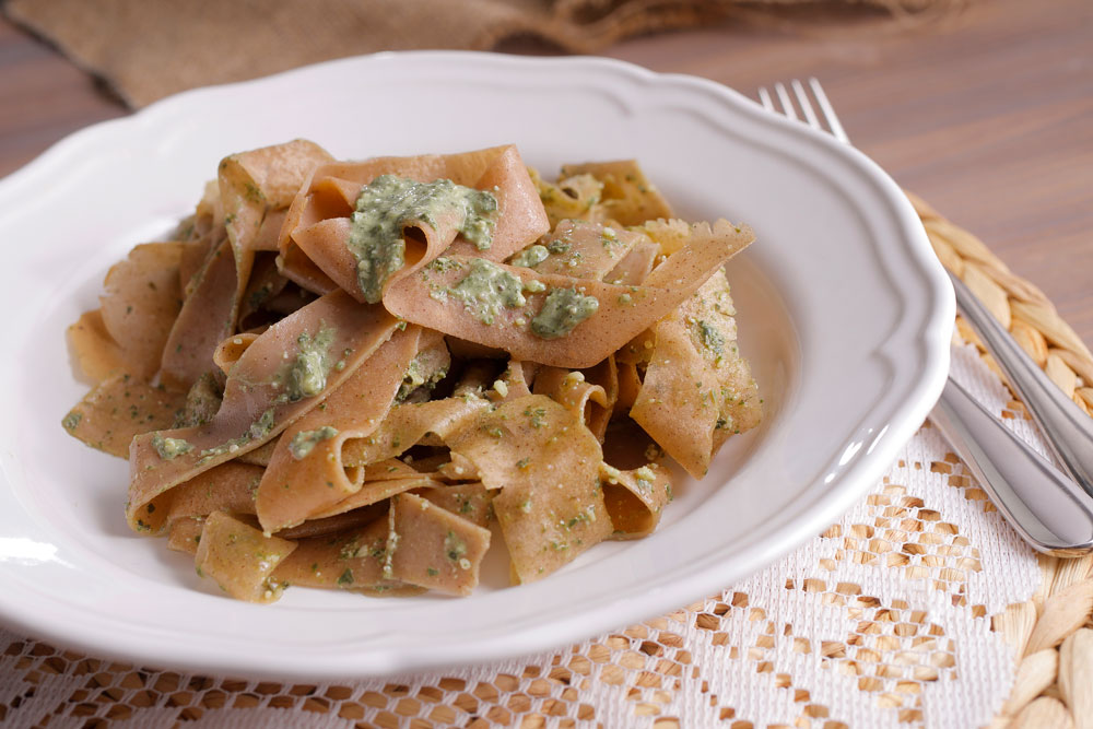 Pappardelle di farina di castagne al pesto