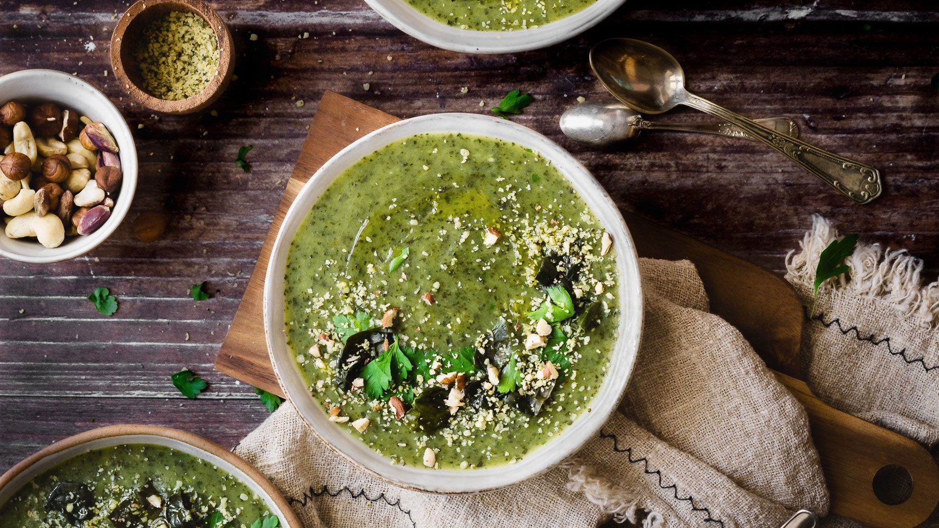 Zuppa di patate e cavolo nero con semi croccanti