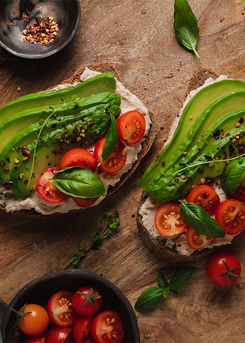 Avocado toast con hummus di fagioli borlotti