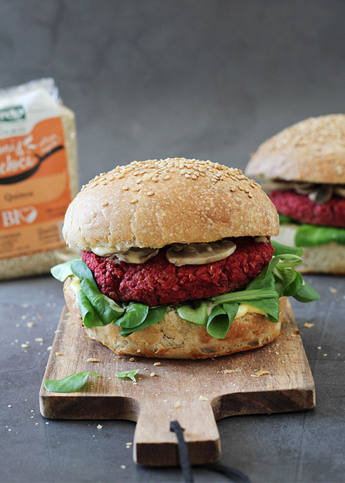 Veg burger di ceci, quinoa e barbabietola